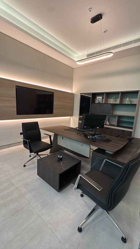 Modern office interior design Dubai – ergonomic workspace